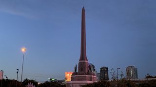 夜の戦勝記念塔