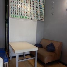 まるで絵画のようにベアブリックが飾られています