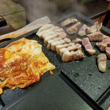 お肉はスタッフさんが焼いてくれます