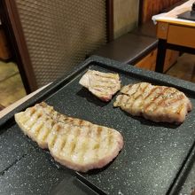 あらかじめ炭火で焼いてからテーブルで