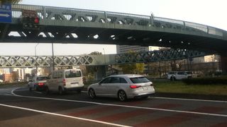 楕円形の歩道橋