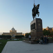 クロアチア初代国王の騎馬像が建つトミスラフ広場 