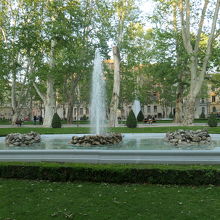 中央部に噴水がある見事な公園です