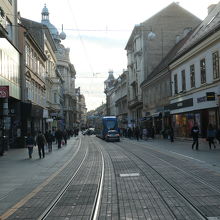 通りの中央をトラムが走っています