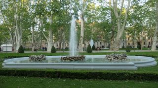 木々が茂る緑の広場、ズリニェヴァツ公園