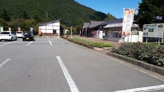 山とダム湖に囲まれた自然ゆたかな公園の道の駅