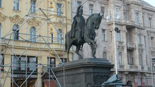 広場名称由来になっているイエラチッチ総督の騎馬像