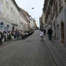 緩やかな上り坂の通りです