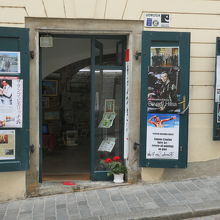 日本語ポスターがあった通り沿いのお店