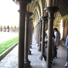 中庭の２重柱です。かなり気に入りました。