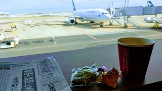 駐機スポットを眺められる快適なラウンジ