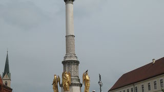 ザグレブ大聖堂前の広場にあるホーリーメアリーモニュメント