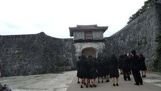 シーサーのいる石造りの門