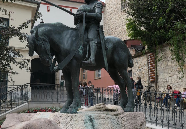 道路脇にあった龍退治の聖ジョージ騎馬像