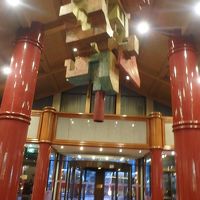 天井からケッタイな飾りが吊り下げられていた