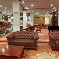 ロビーは広々としているがタバコを吸う人もいた。