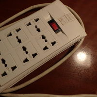 ユニバーサル仕様のテーブルタップ