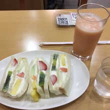 フルーツサンドとミックスジュース