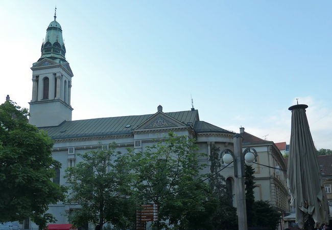 イリツァ通り南の繁華街にある顕栄大聖堂 
