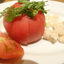 丸ごと冷やしトマトにイタリアン冷凍ソースが美味しいです。