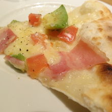 アボカドトマトピザ。