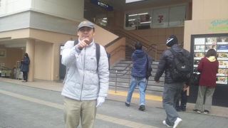 鶴見駅から少し離れています