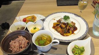 大阪初出店黒酢レストラン「桷志田」（かくいだ）があります