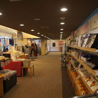 桜館の売店、藤館の方が広い。