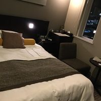 狭いけれど清潔で、必要最低限が揃っている。照明が多くて明るい