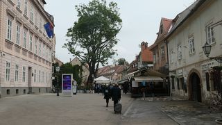 青果市場から北に向かうレストランが多いオパトヴィナ通り