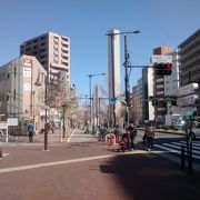 山手通りと早稲田通りの交差点近くにあり、たいへん分かりやすい