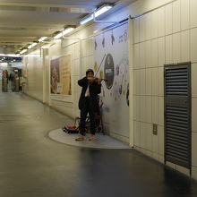 地下鉄乗り換え通路で、バイオリン演奏