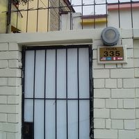 宿の門には335と書かれた表札のみ