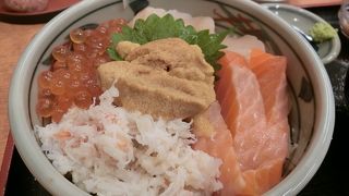 どんぶり横丁市場で海鮮丼①