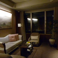 リビング。大きな絵が掛かっている。窓が大きい。