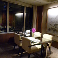 ダイニングルーム。こちらも窓が大きくて開放的なお部屋。