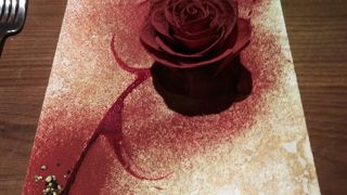 六本木の珠玉のビジュアルブレンチ。赤いバラの花は料理、でした。