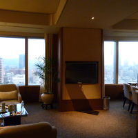 左がリビング、右がダイニング。クローゼットも大きかった。