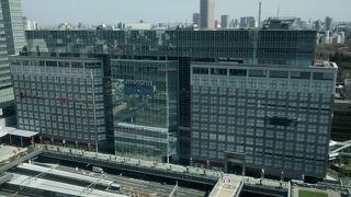 新宿サザンテラスとともに、新宿駅南口の開放的で明るいイメージを醸し出している