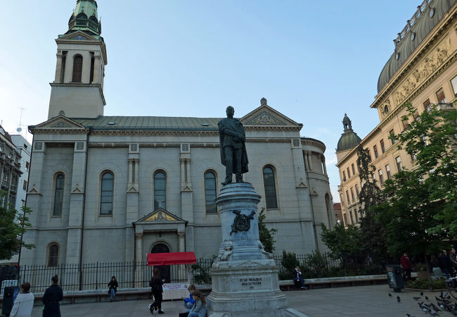 繁華街の中にある教会前の小さな広場、ペタル プレラドヴィッチ広場 