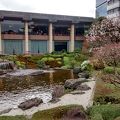 美しい日本庭園には池もあり滝もありせせらぎもあって一見の価値があります