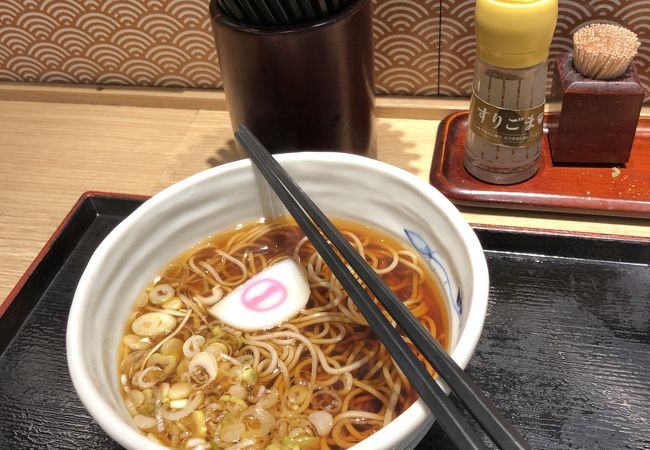 店内はゆったりめ