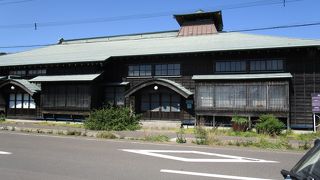 鰊街道沿いにある旧白鳥家番屋です。小樽市都市景観賞を受賞している建物です。