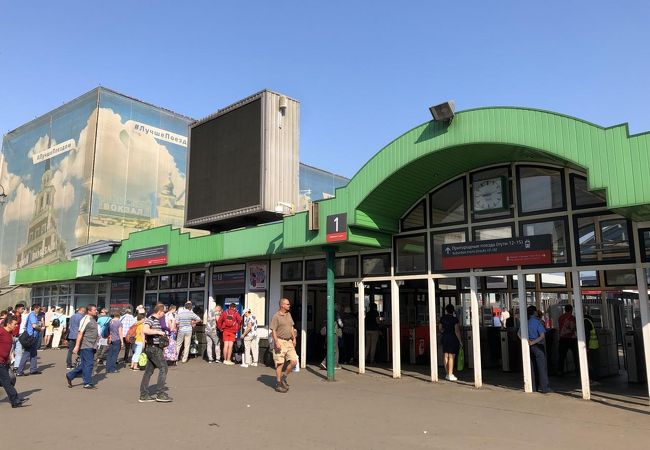 郊外への列車が出発