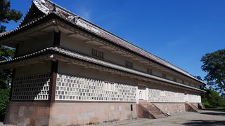 ひっそりと建つ三十間長屋