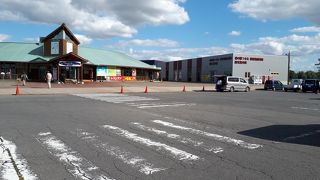 田んぼの中の十字路に町の発信地がある道の駅