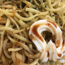 マヨネーズ、キムチ…かき混ぜて麺に馴染ませる