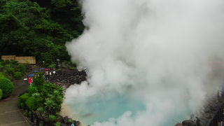 綺麗なブルーと迫力の湯けむり