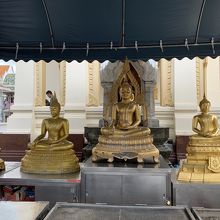 まずは下でお参りしてから上がる。