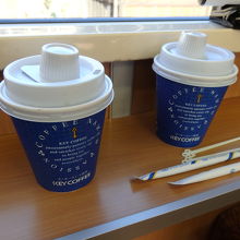 神戸駅で売り子から買ったコーヒー